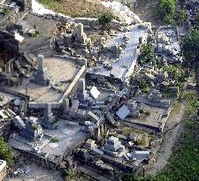 (8)Strong quake rocks western Japan